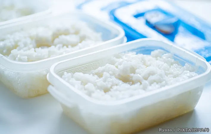 ご飯と保存容器の写真