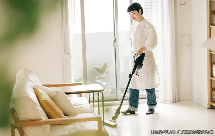 掃除機を使っている女性の写真