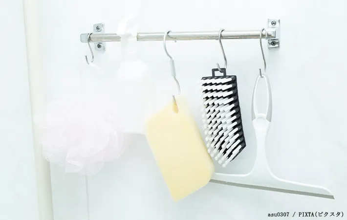 お風呂に掃除道具を置く写真