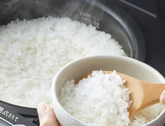 炊飯器とご飯の写真