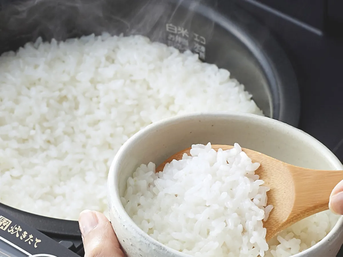 炊飯器とご飯の写真