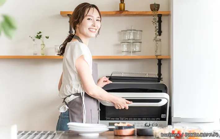電子レンジと女性の写真