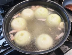新タマネギ『丸ごとスープ』の調理写真（画像提供：沖多恵子）