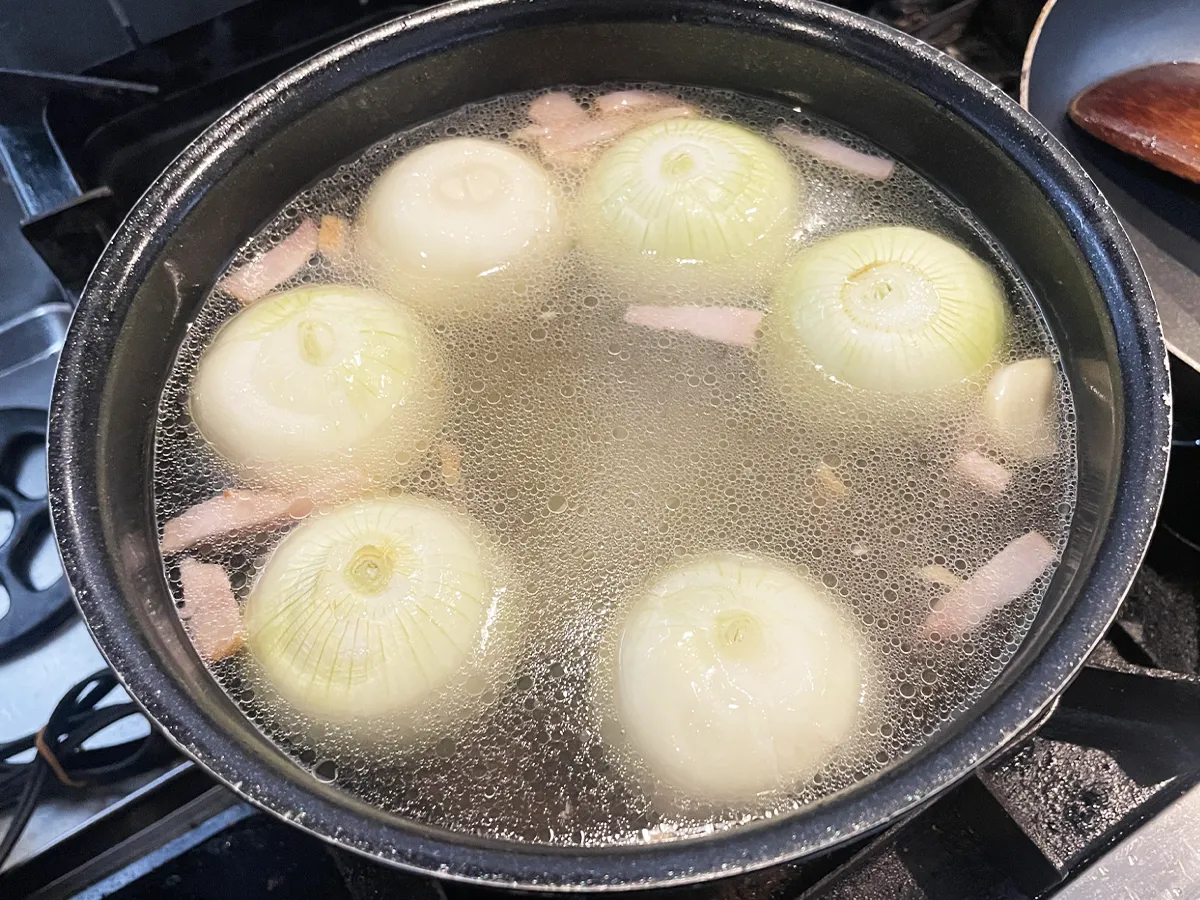 新タマネギ『丸ごとスープ』の調理写真（画像提供：沖多恵子）