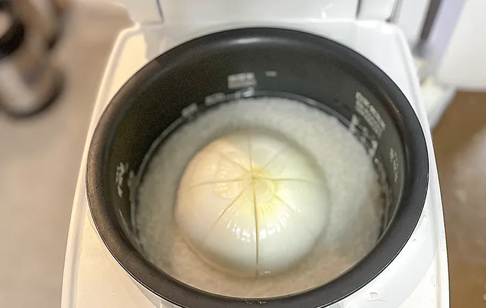 『新タマネギ丸ごとご飯』を作る写真