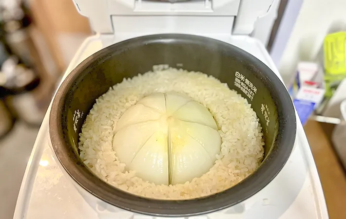 『新タマネギ丸ごとご飯』を作る写真