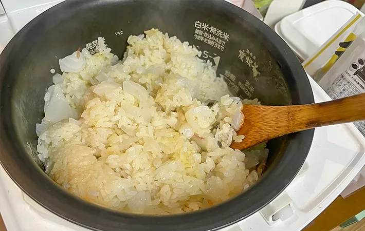 『新タマネギ丸ごとご飯』を作る写真
