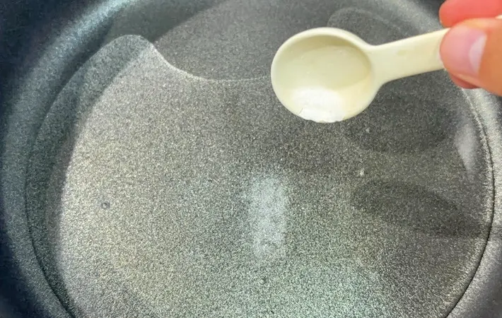 『茹でないとうもろこし』を作る写真（撮影：キジカク）
