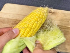 『茹でないとうもろこし』を作る写真（撮影：キジカク）