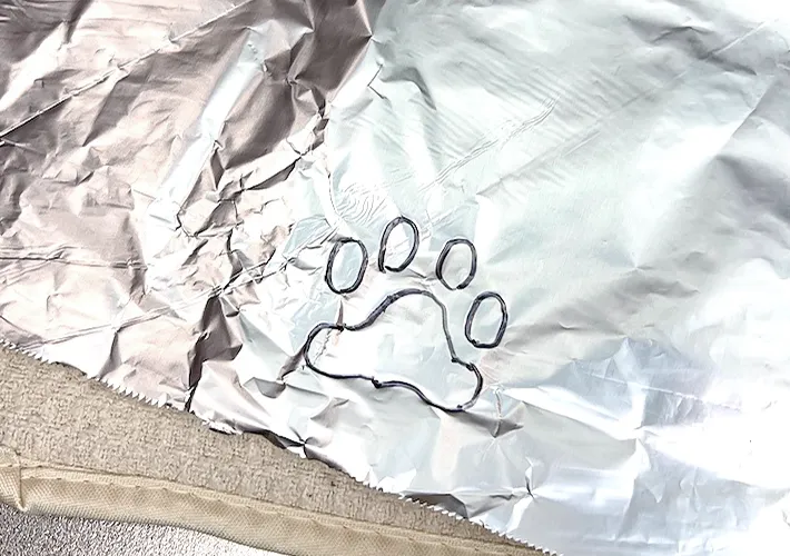 アルミホイルで肉球の形を作っている写真（撮影：キジカク）
