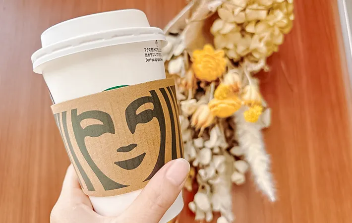 スタバドリンクとスリーブの写真（撮影：キジカク）