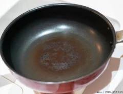 劣化したフライパンの写真