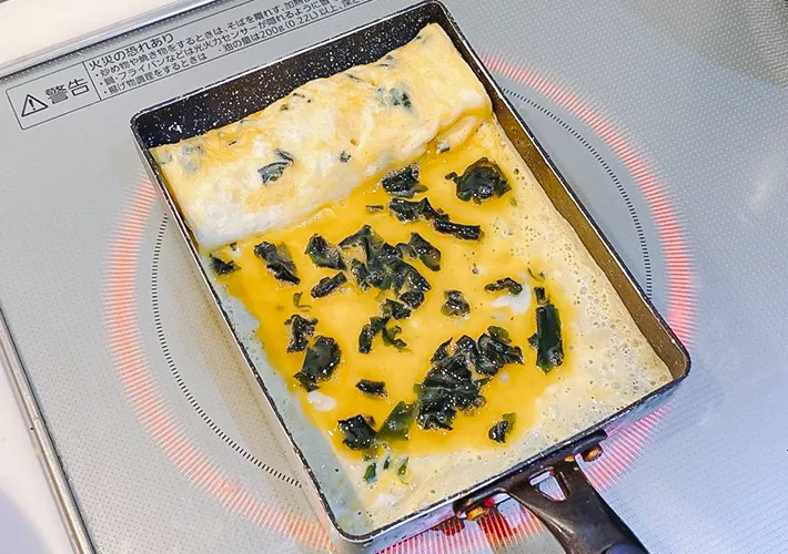 『乾燥ワカメ入り玉子焼き』を作る写真（撮影：キジカク）