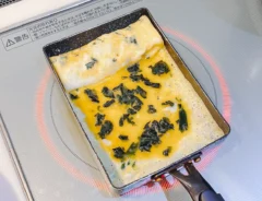 『乾燥ワカメ入り玉子焼き』を作る写真（撮影：キジカク）