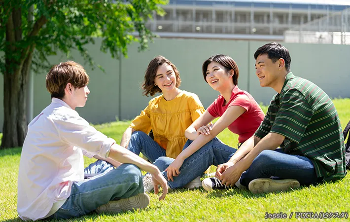 会話をする男女の写真