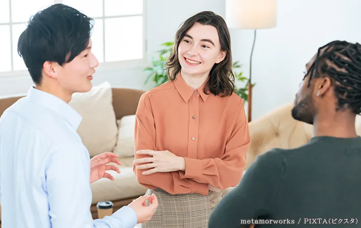 会話をする男女の写真