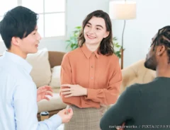 会話をする男女の写真