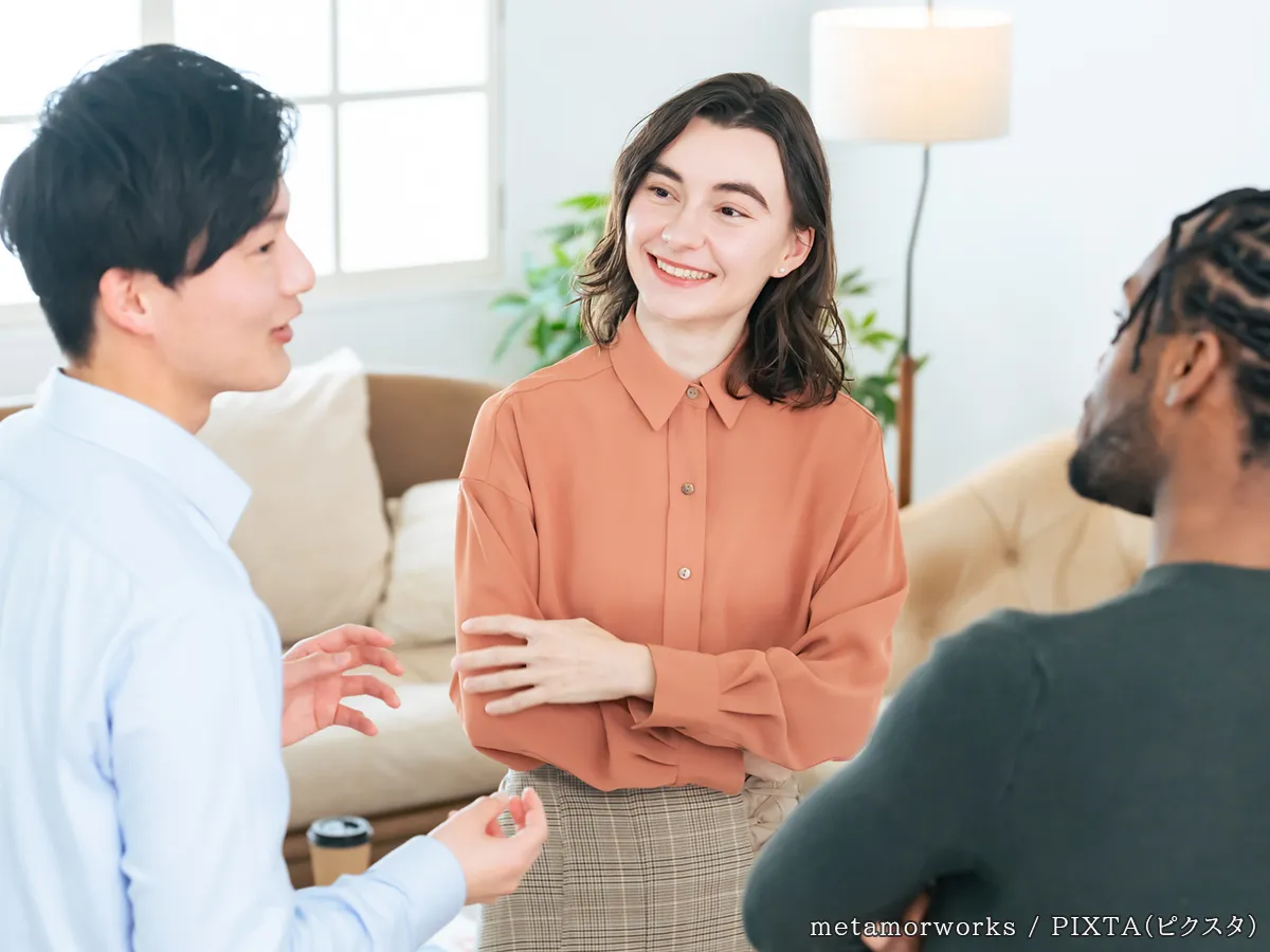 会話をする男女の写真