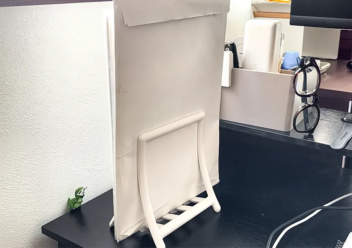 『本ホルダー』を書類の保管場所として活用している写真（撮影：キジカク）