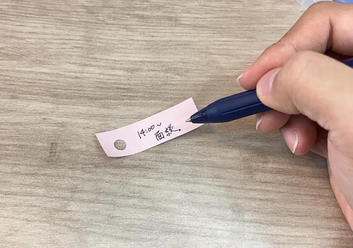 付箋に予定を書き込んでいる画像（撮影：キジカク）