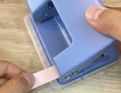 穴開けパンチで付箋に穴を開ける画像（撮影：キジカク）
