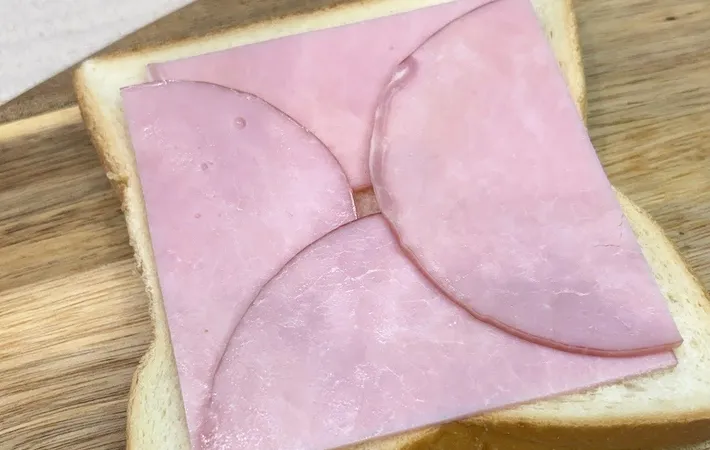 『カットしたハムをのせた食パン』の写真（撮影：キジカク）