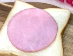 『ハムをのせた食パン』の写真（撮影：キジカク）