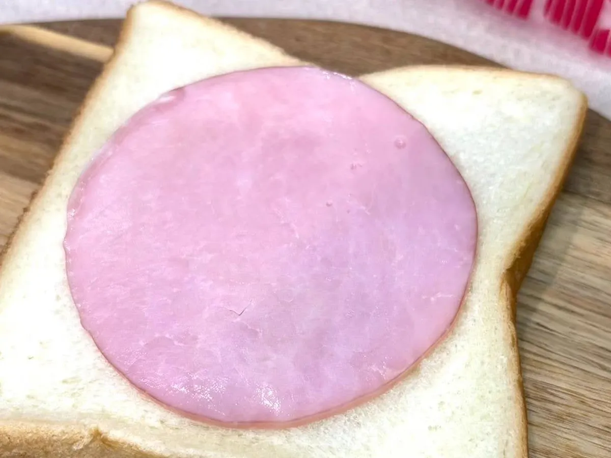『ハムをのせた食パン』の写真(撮影:キジカク)