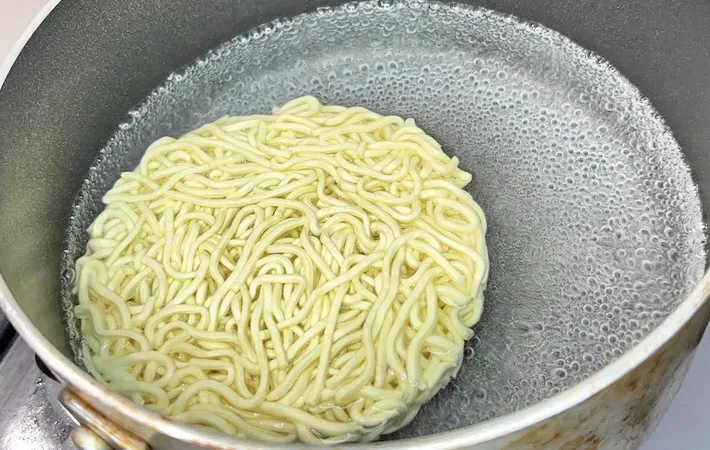 『インスタントラーメン』を作る写真（撮影：キジカク）