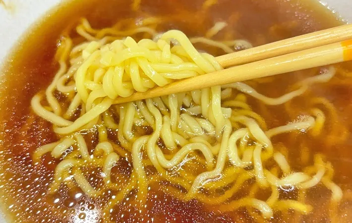 『インスタントコーヒーを入れたラーメン』の写真（撮影：キジカク）