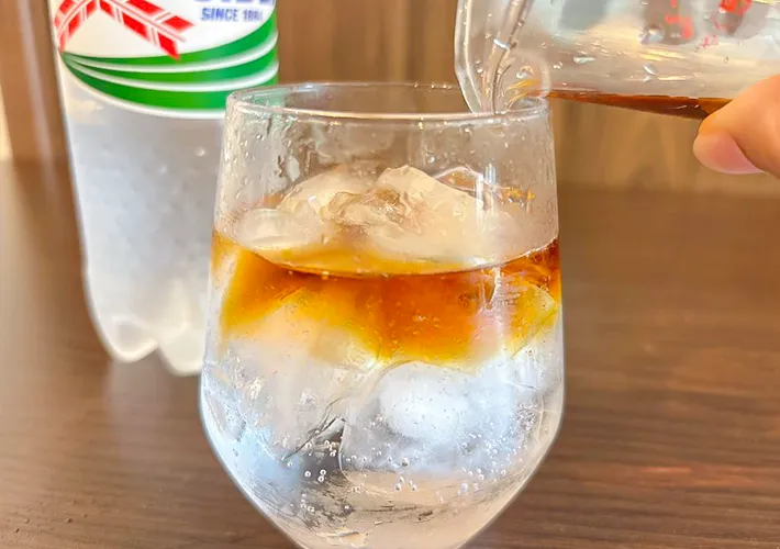 コーヒーを注ぐ写真（撮影：キジカク）