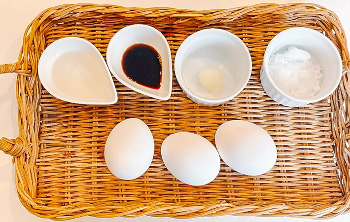 『煮込み目玉焼き』の材料の写真（撮影：キジカク）