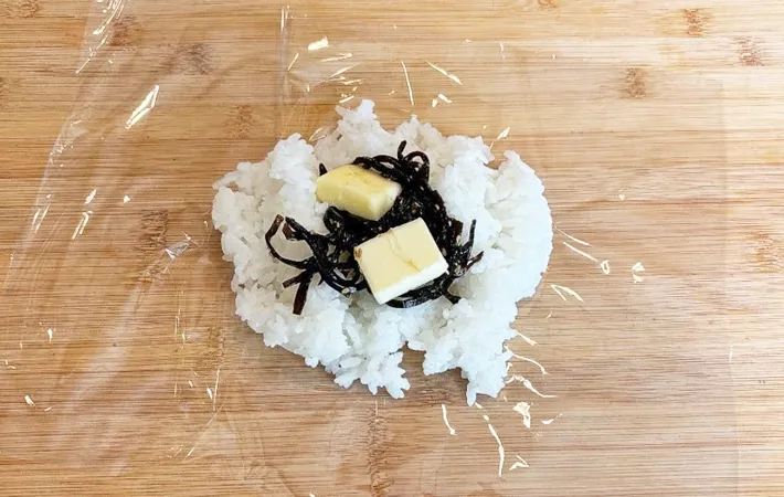 『バター昆布おにぎり』を作る写真（撮影：キジカク）