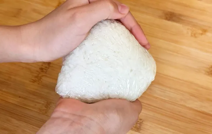 『バター昆布おにぎり』を作る写真（撮影：キジカク）