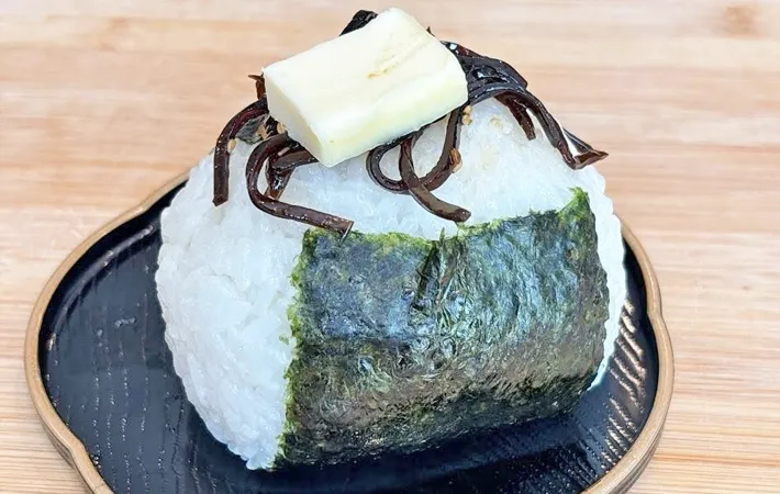 『バター昆布おにぎり』の完成写真（撮影：キジカク）