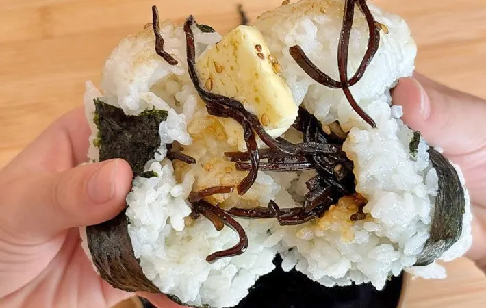 『バター昆布おにぎり』の完成写真（撮影：キジカク）