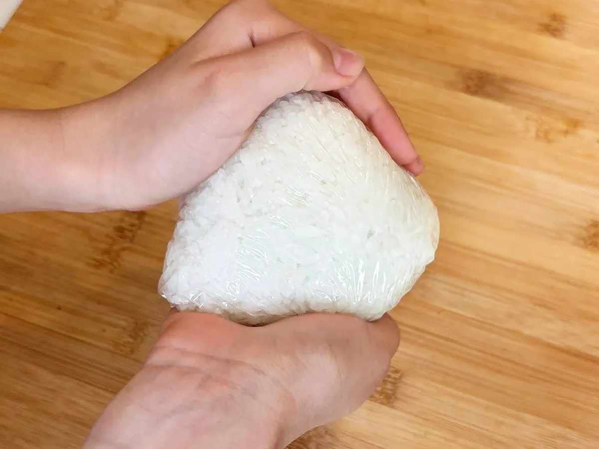 『バター昆布おにぎり』を作る写真(撮影:キジカク)