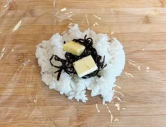 『バター昆布おにぎり』を作る写真（撮影：キジカク）