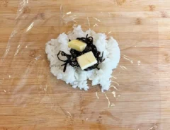 『バター昆布おにぎり』を作る写真（撮影：キジカク）