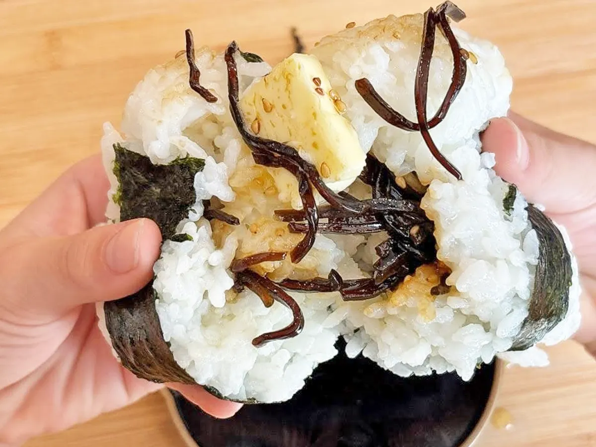 『バター昆布おにぎり』の完成写真（撮影：キジカク）