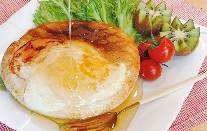 『朝食ホットケーキ』の完成写真（撮影：キジカク）