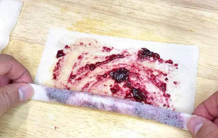 『春巻きの皮の簡単シガレット』を作る写真（撮影：キジカク）