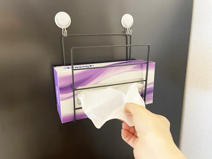 ワイヤーディッシュラックに箱ティッシュを収納した写真（撮影：grapeライフハック編集部）
