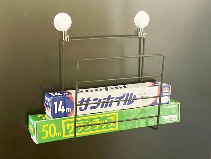 ワイヤーディッシュラックにラップ類を収納した写真（撮影：grapeライフハック編集部）