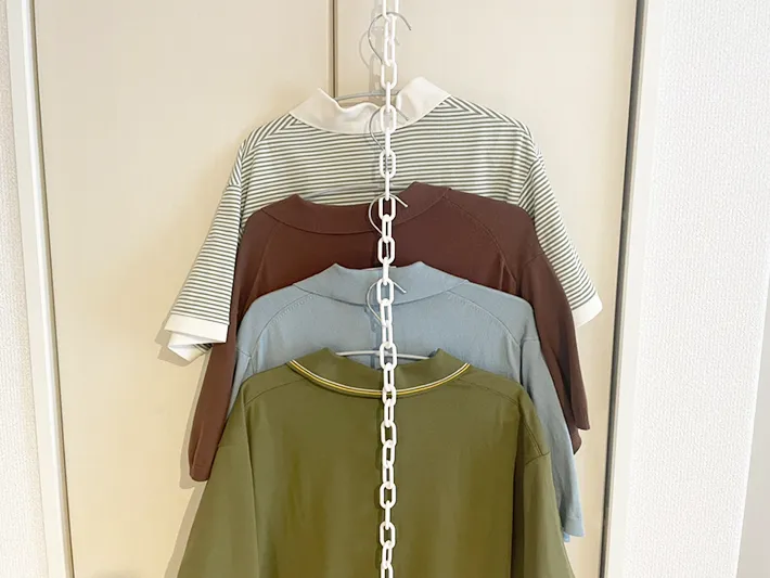 チェーンに服を4枚かけた写真（撮影：grapeライフハック編集部）
