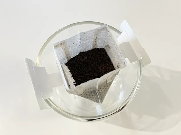 ドリップコーヒーをカップにセットした写真（撮影：grapeフード編集部）