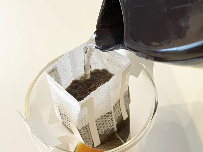 粉ゼラチン入りのドリップコーヒーにお湯を注ぐ写真（撮影：grapeフード編集部）