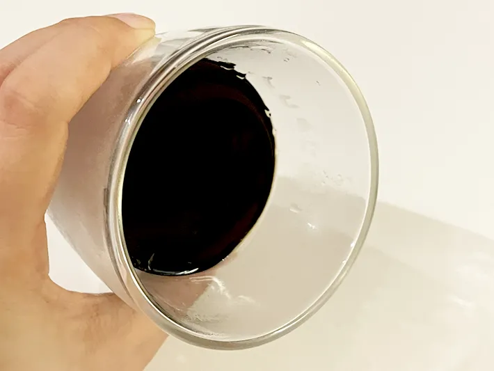 コーヒーゼリーを傾ける写真（撮影：grapeフード編集部）
