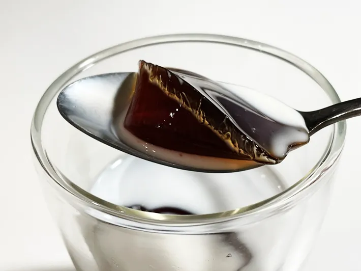 コーヒーゼリーをスプーンですくった写真（撮影：grapeフード編集部）