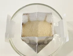 粉ゼラチンをドリップコーヒーに入れた写真（撮影：grapeフード編集部）
